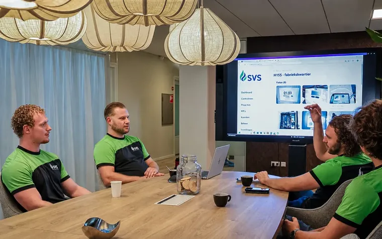 Medewerkers van SVS bespreken openstaande meldingen in het eigen systeem.