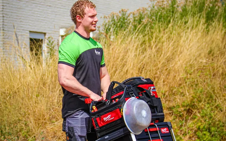 Monteur van SVS Warmteservice arriveert op locatie voor een inbedrijfstelling.