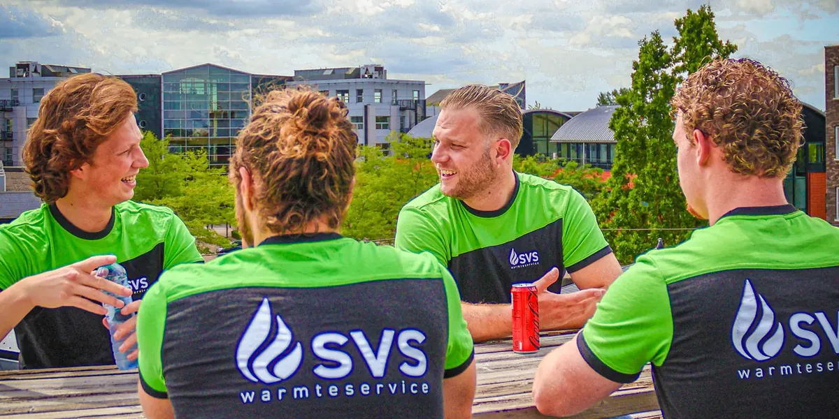 The SVS Warmteservice team on a break at the picnic table.